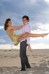 海滩上的快乐情侣图片