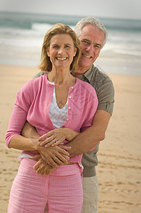 在海滩拥抱的情侣图片