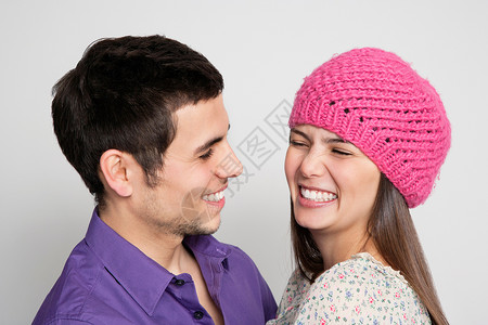 欢笑的情侣拥抱图片