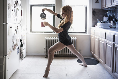 现代舞蹈家早上倒咖啡图片