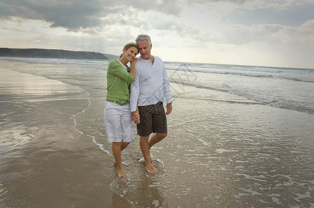 一对夫妇在海滩上散步图片