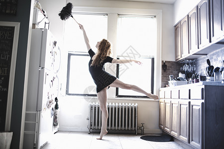 现代舞蹈家打扫她的公寓图片