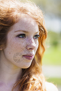 红头发的决心一个红头发年轻女人的肖像背景