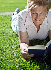 躺在草地上看书的女人图片
