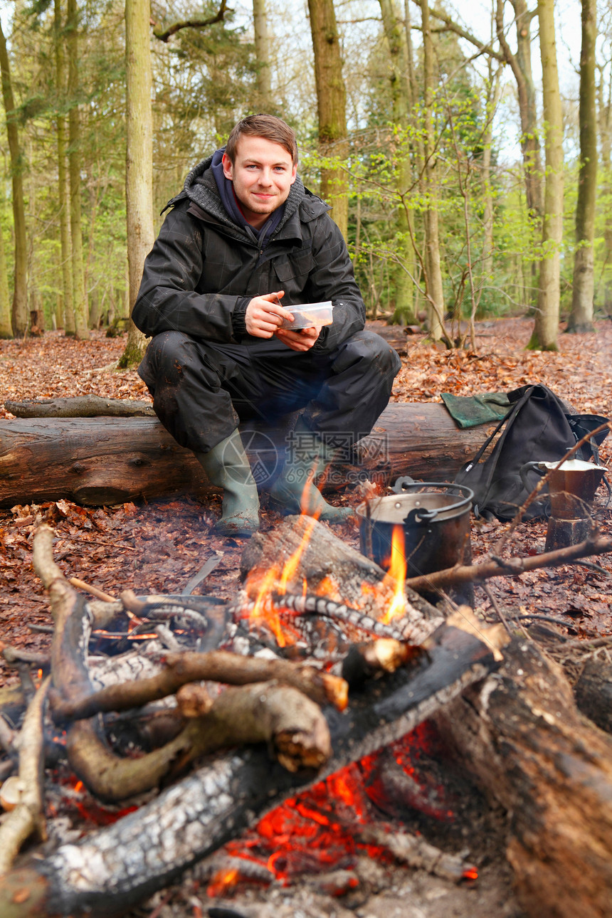 男人在篝火边喝咖啡图片