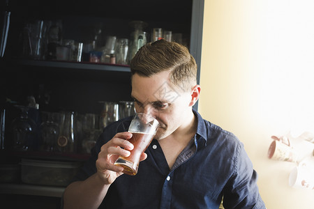 中年男子品尝自制啤酒的味道图片