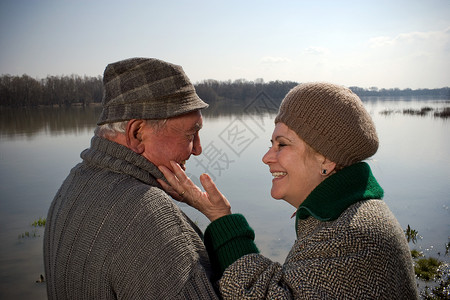 老年妇女摸丈夫的脸图片
