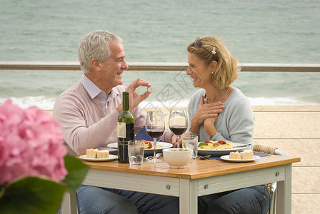 夫妇在海边餐厅用餐高清图片
