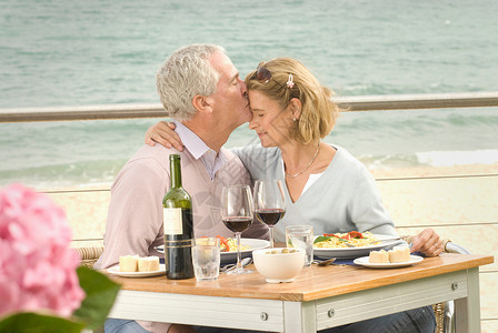 夫妇在海边餐厅用餐高清图片