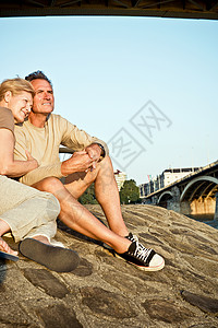 坐在河边的夫妇图片