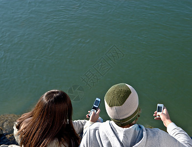 看手机的年轻情侣图片