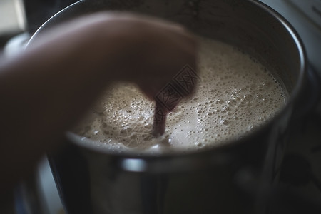 家酿啤酒人工搅拌液的特写高清图片