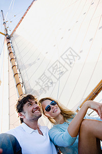 一对在帆船上微笑的夫妇图片