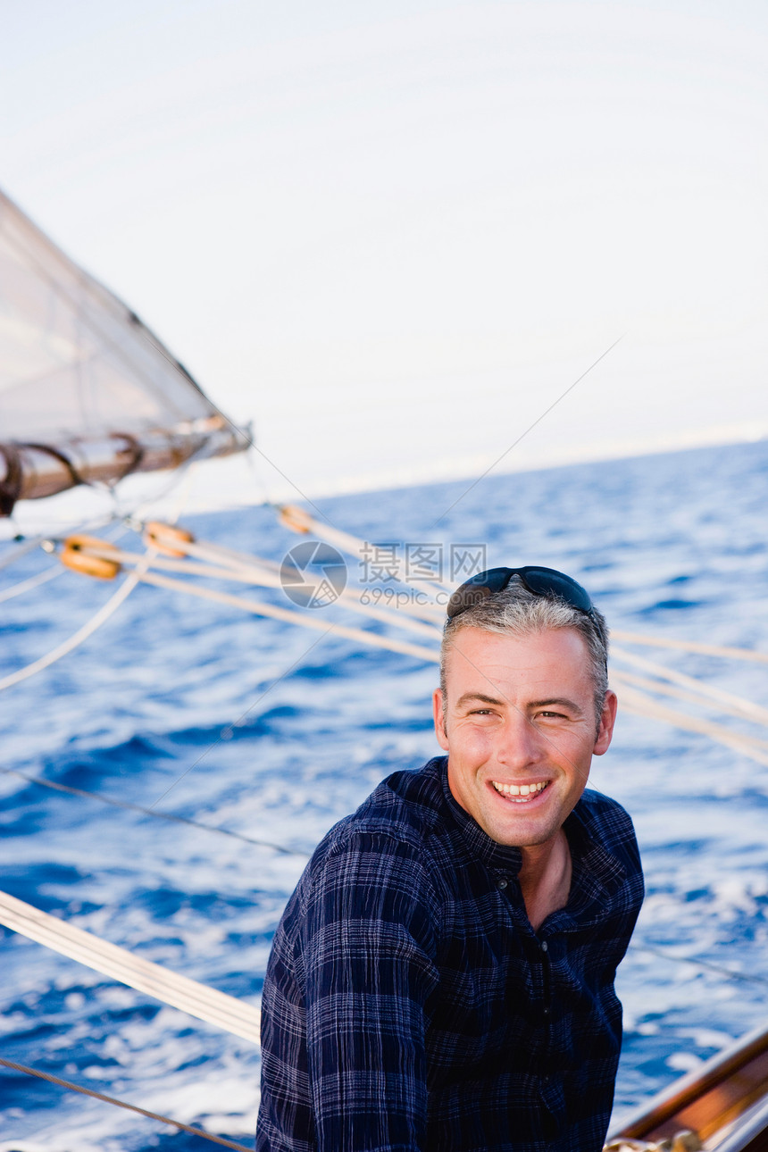 帆船上的男人微笑着图片