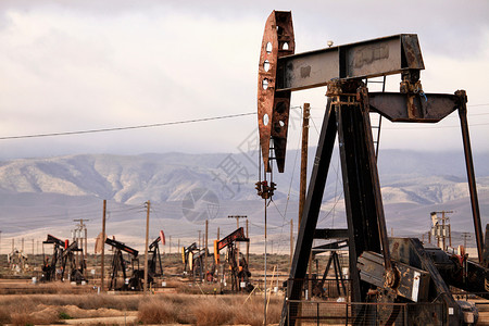 加州油井井架背景图片