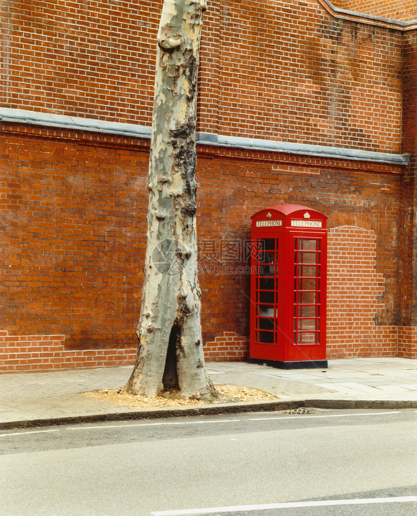 街上传统的红色电话亭图片