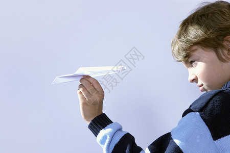 玩纸飞机的小男孩图片