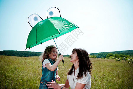 玩伞的女人和女孩图片