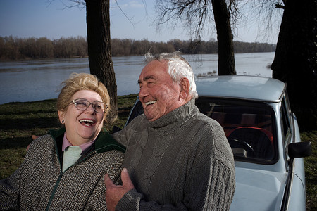 坐在车旁笑的老年夫妇图片