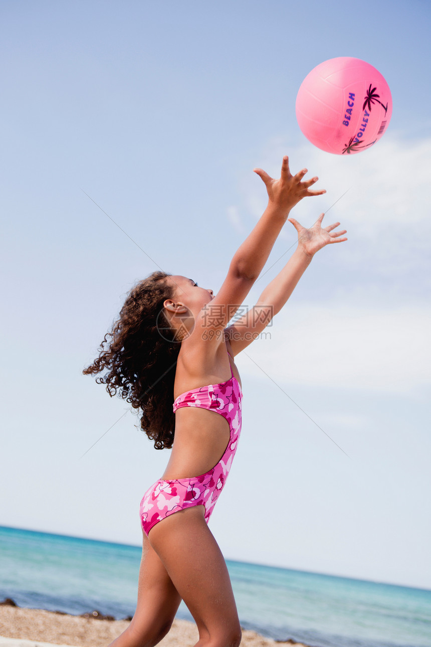 海滩上玩球的小女孩图片