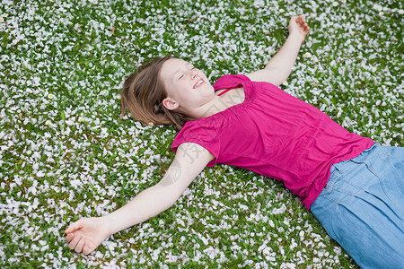 躺在草地上的小女孩图片