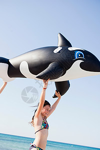 鲸鱼上女孩手举玩具鲸鱼的小女孩背景