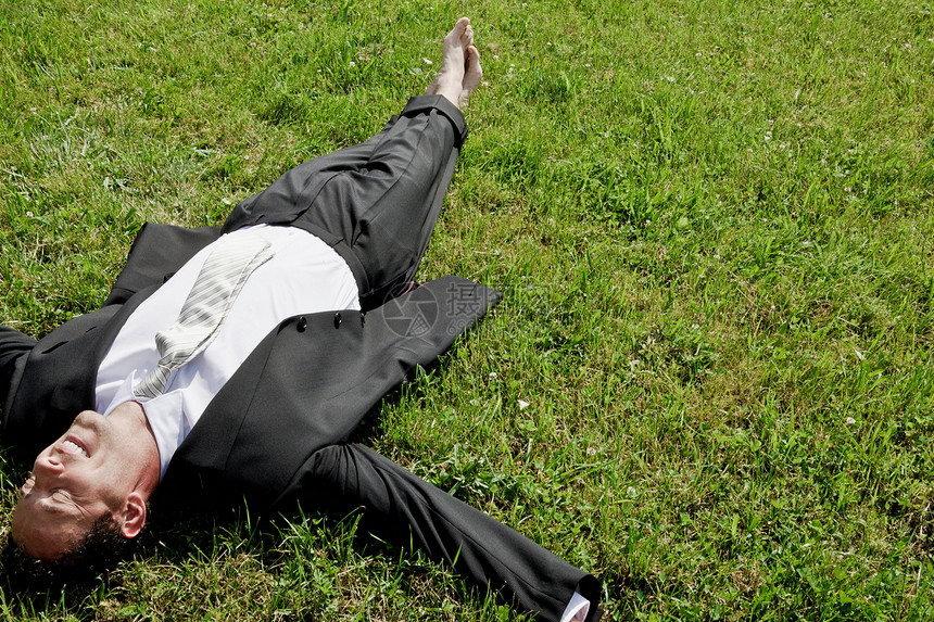 赤脚商人躺在草地上图片