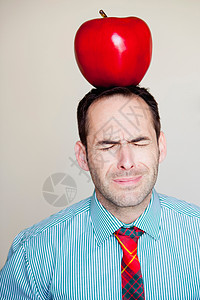 头上有超大苹果的男人图片