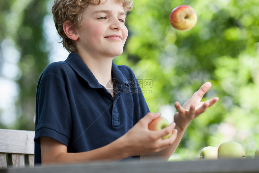玩苹果游戏的男孩图片