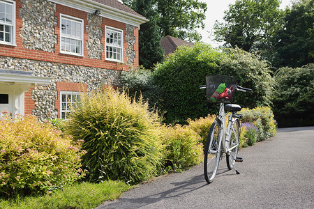 房子外面的自行车图片