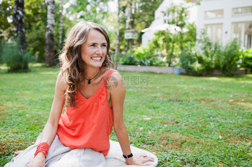 坐在花园里微笑的女人图片