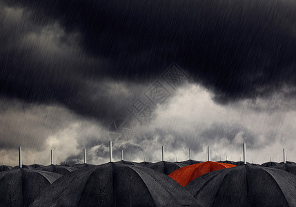 黑色伞堆中的红色伞图片