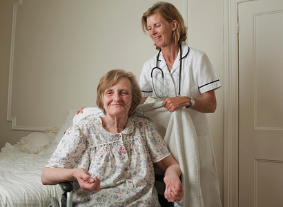 护士协助老年妇女图片