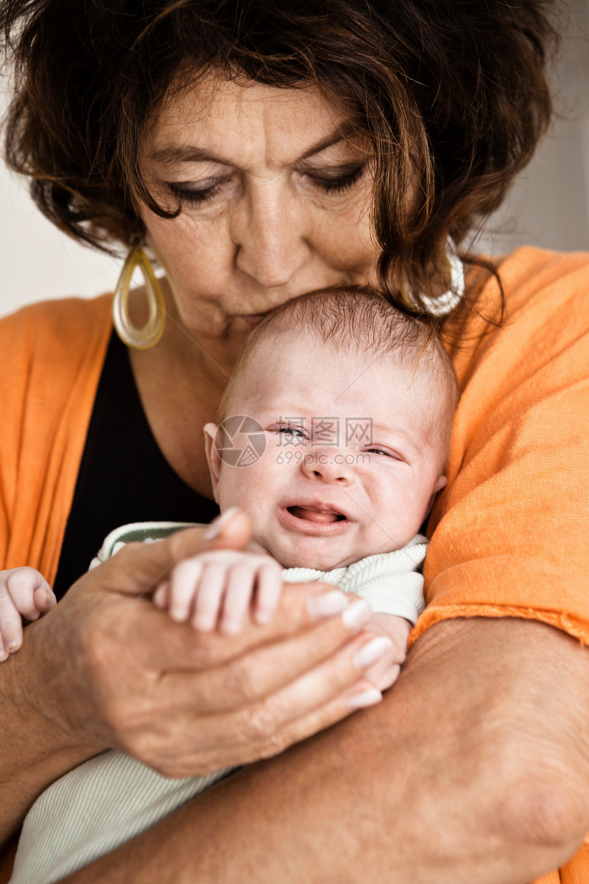 奶奶抱着哭泣的婴儿图片