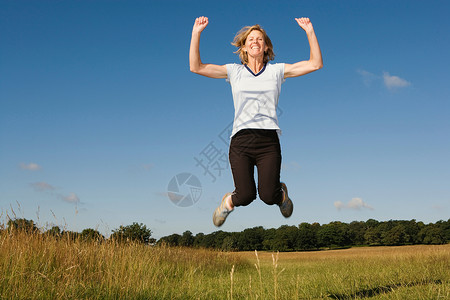 女跑步者在空中跳跃高清图片