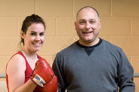健身教练与女拳击手图片