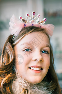少女戴着头冠的微笑画像图片
