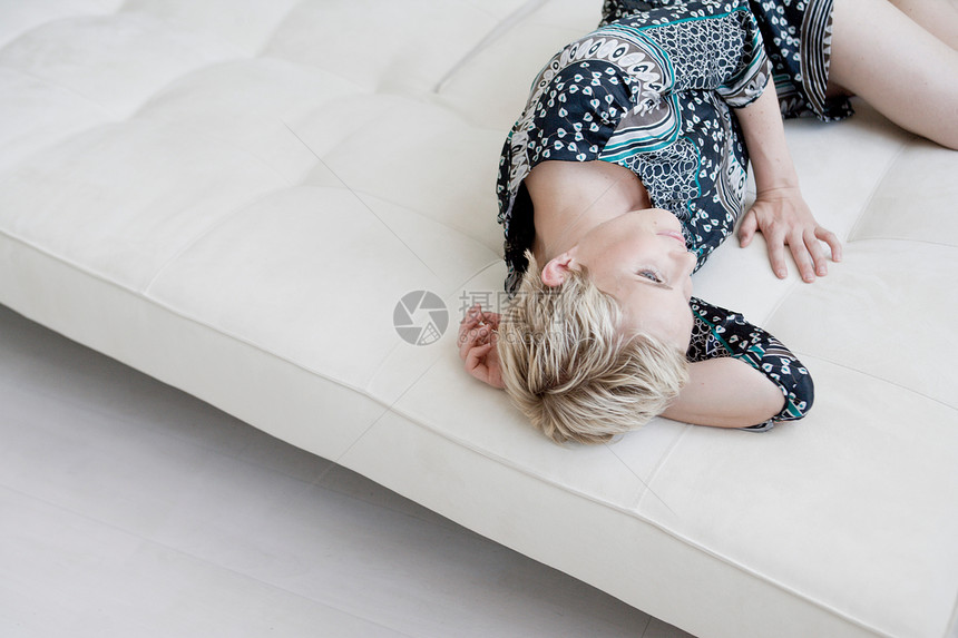 女人躺在沙发上放松图片