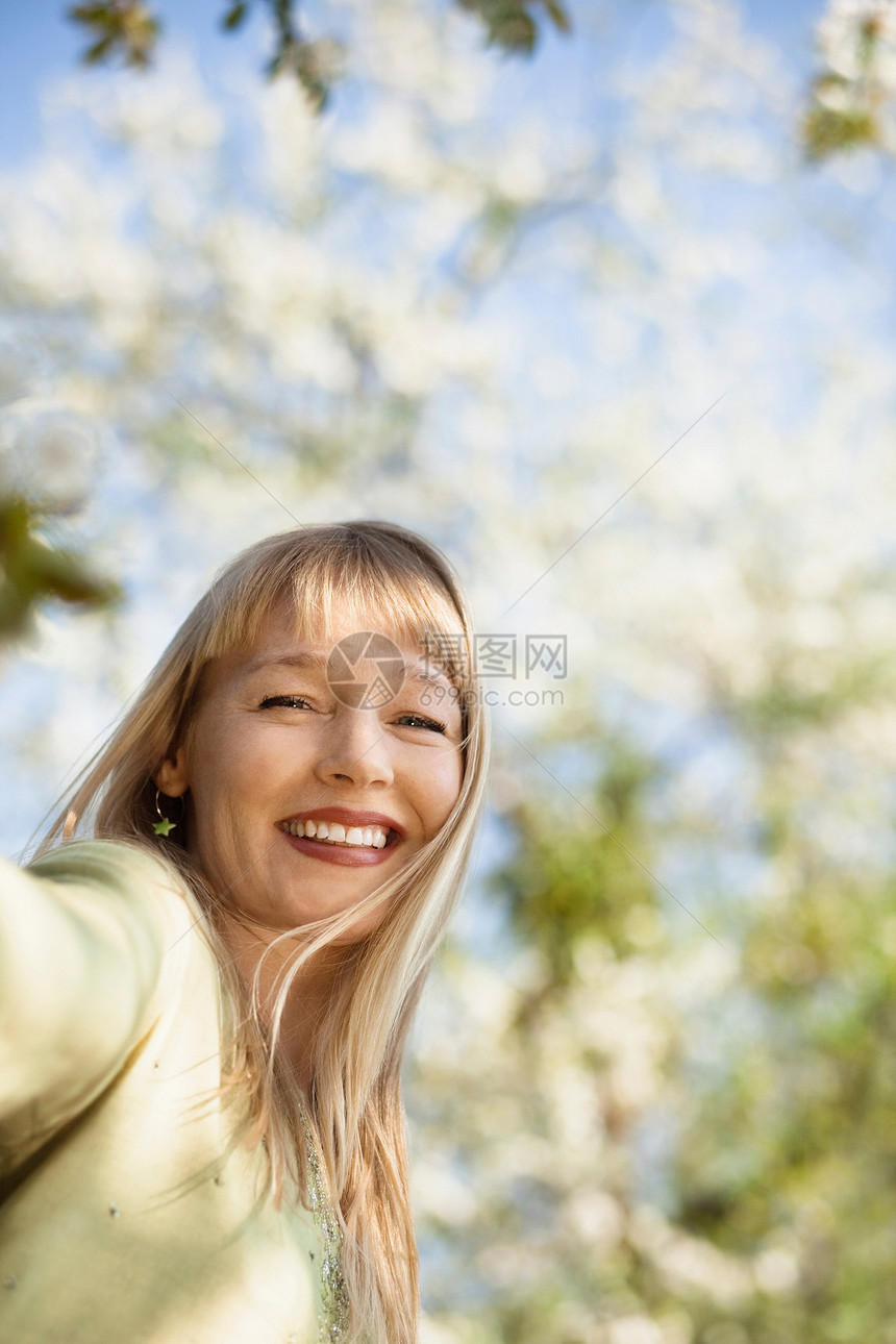 站在户外微笑的女人图片