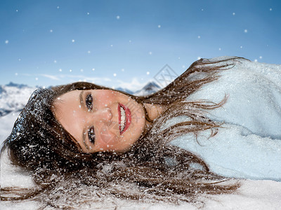 微笑的女人躺在雪地里图片