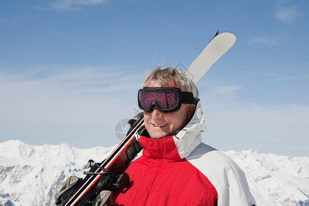 成熟的男人拿着滑雪板图片