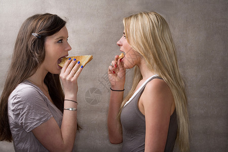 少女吃三明治图片