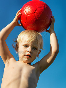 幼童在户外玩红球图片