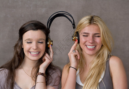 青少年朋友共享耳机图片