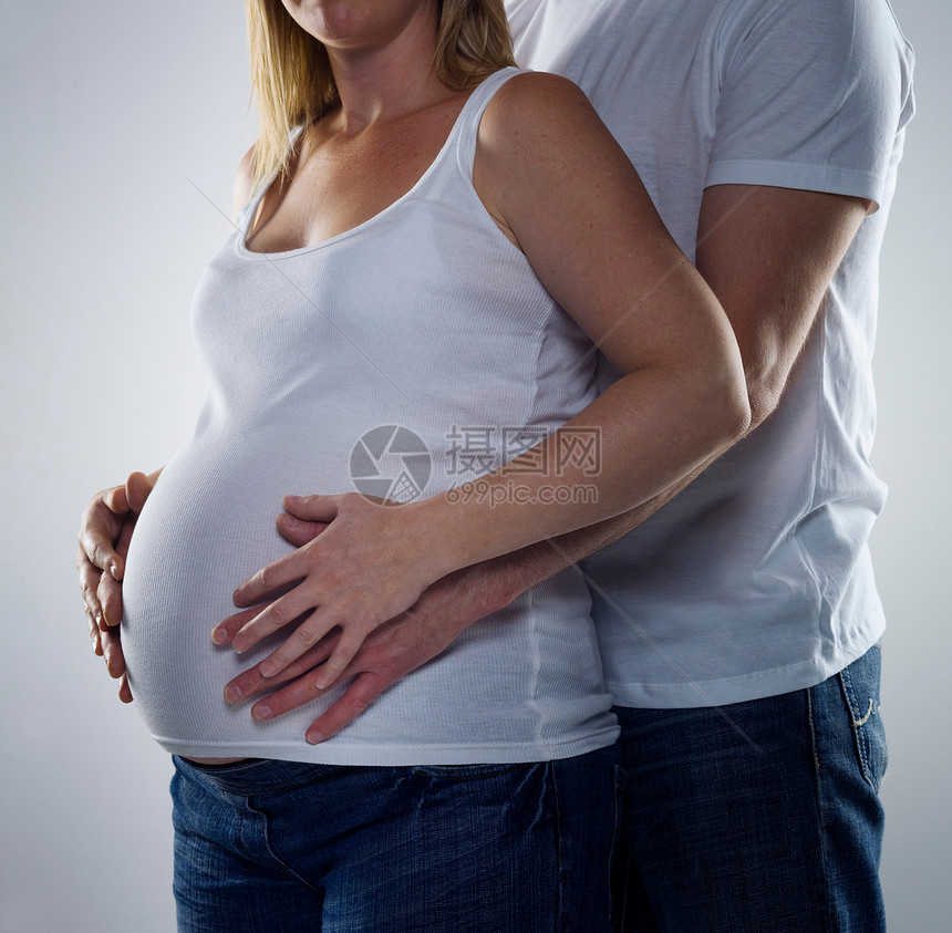 抱着孕妇的男人图片