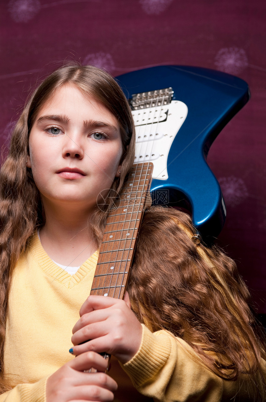 肩扛吉他的年轻女孩图片