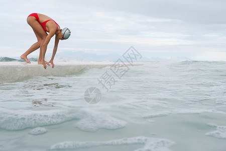 从码头跳入水中的运动员图片