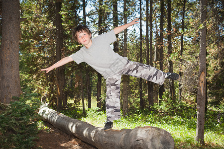 男孩在木头上平衡图片
