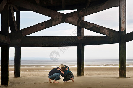 夫妇在海滩上图片