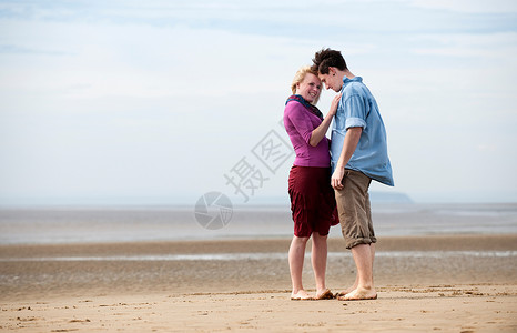 在海滩上的情侣图片